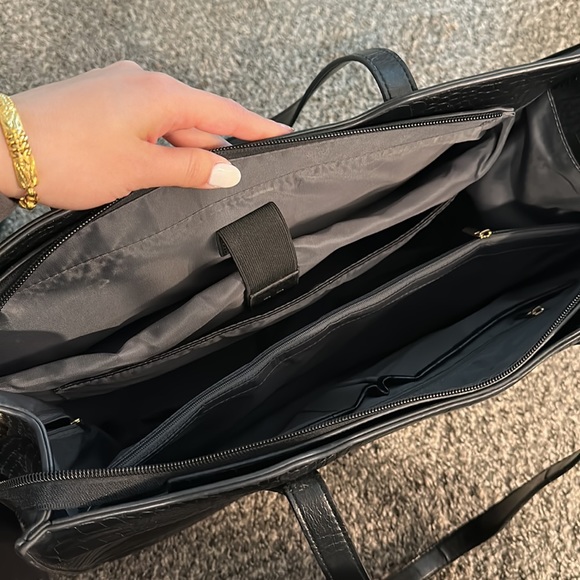 Black snakseskin tote bag with USB port - Picture 3 of 8